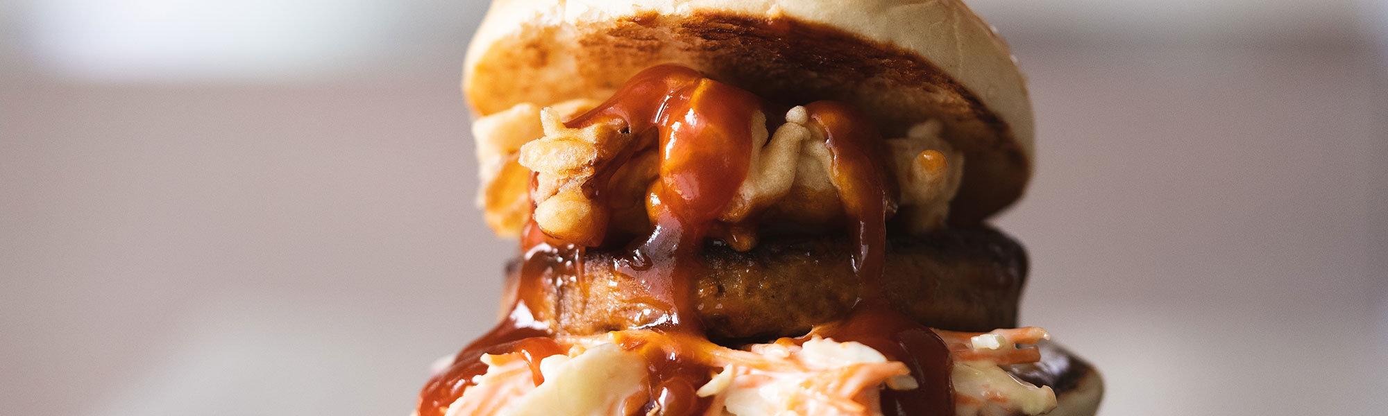 Hamburger all’americana vegetale con salsa bbq e anelli di cipolla – ingredienti e preparazione