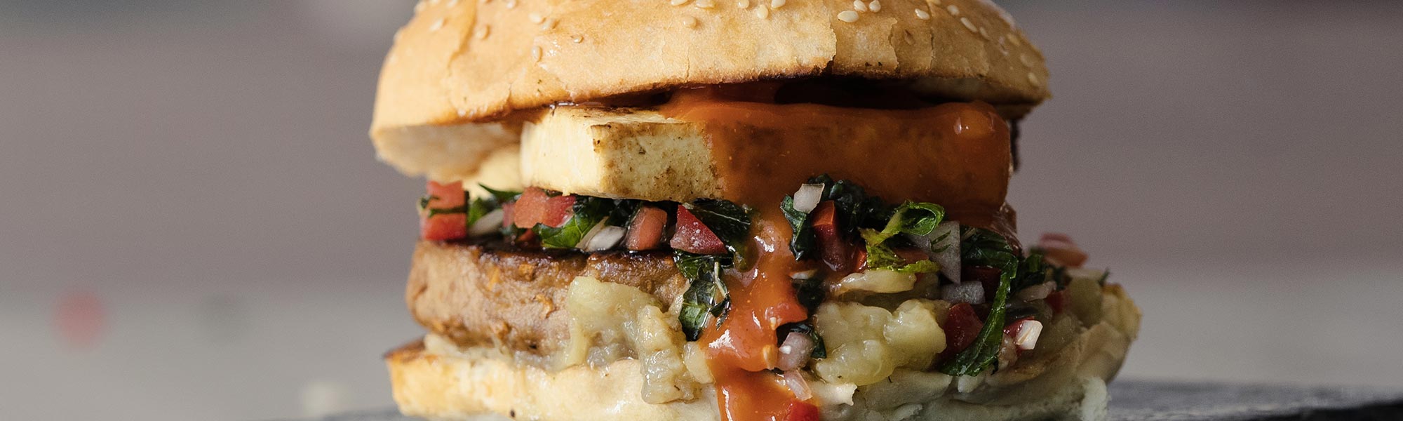 Hamburger vegetale con melanzane, salsa piccante e formaggio – ingredienti e preparazione