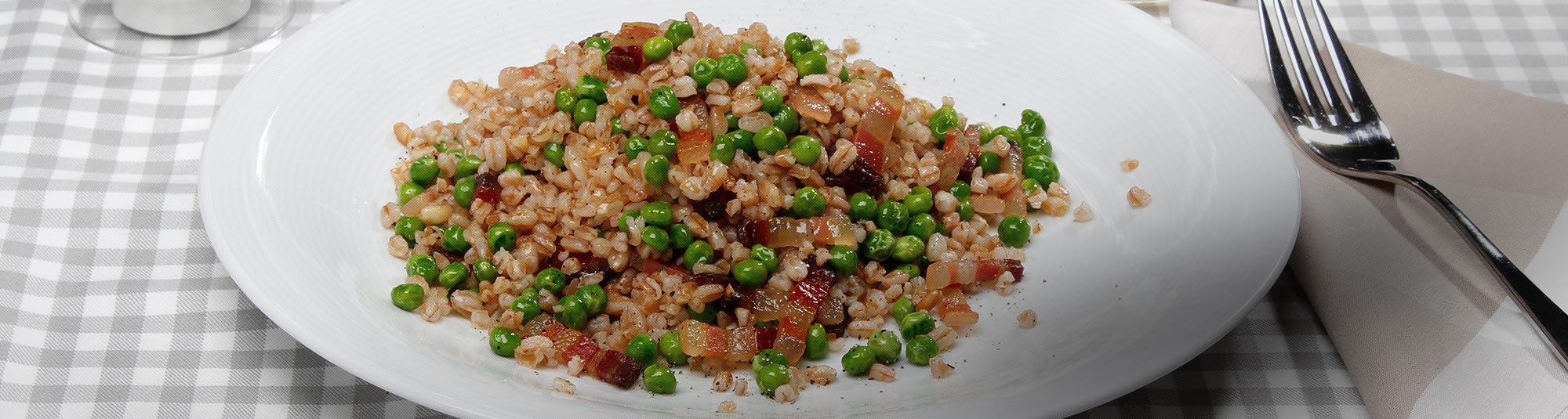 Farro saltato con piselli e pancetta al rosmarino
