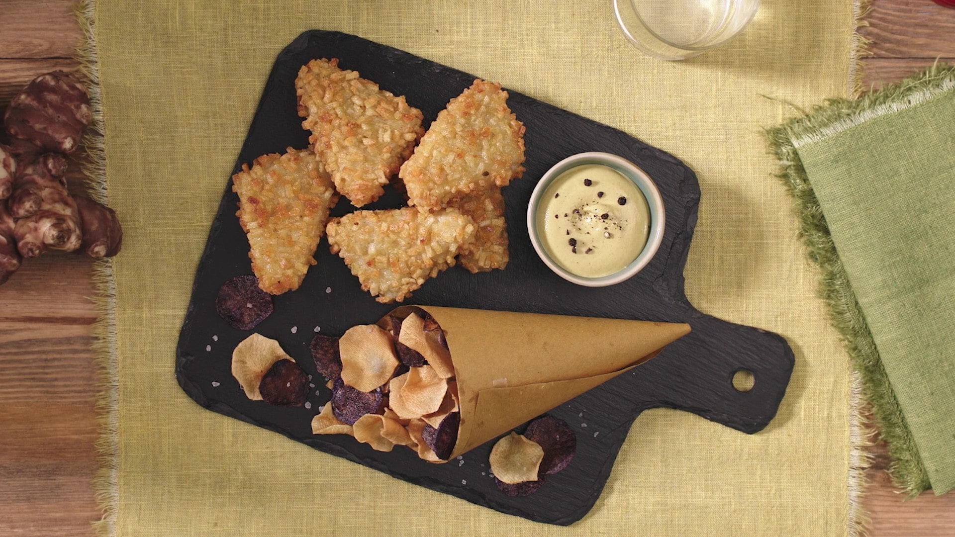 Fish&Crock con chips di topinambur, patata viola e senape dolce