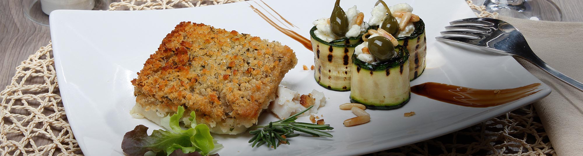 Merluzzo Gratinato alle Erbe e rotolini di zucchine grigliate e feta