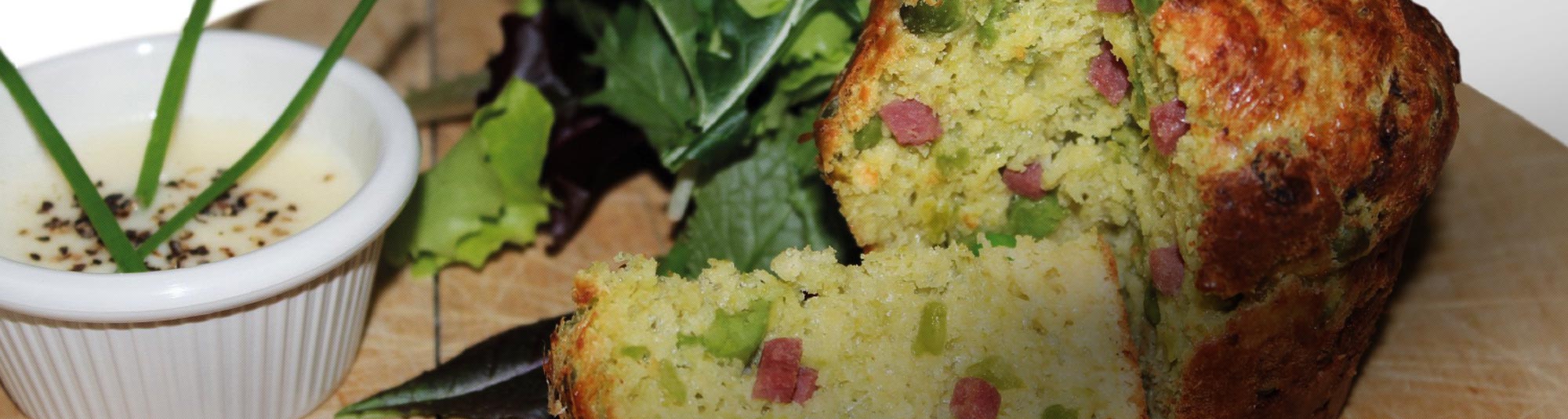 Ricetta di muffin con piselli, pancetta e salsa al formaggio