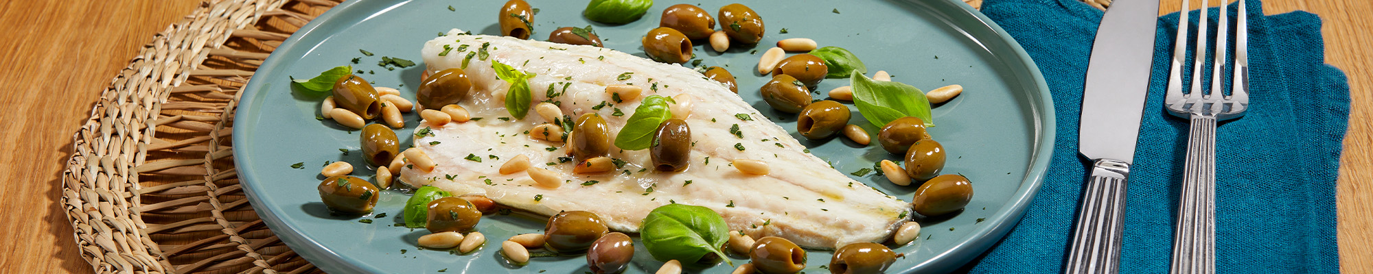 Branzino alla ligure con pinoli e olive taggiasche