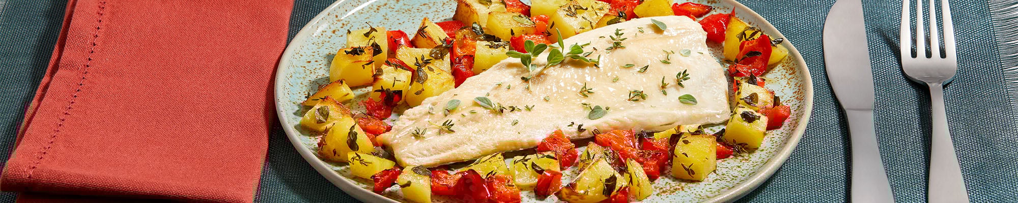 Trota al forno con patate, peperoni ed erbe aromatiche