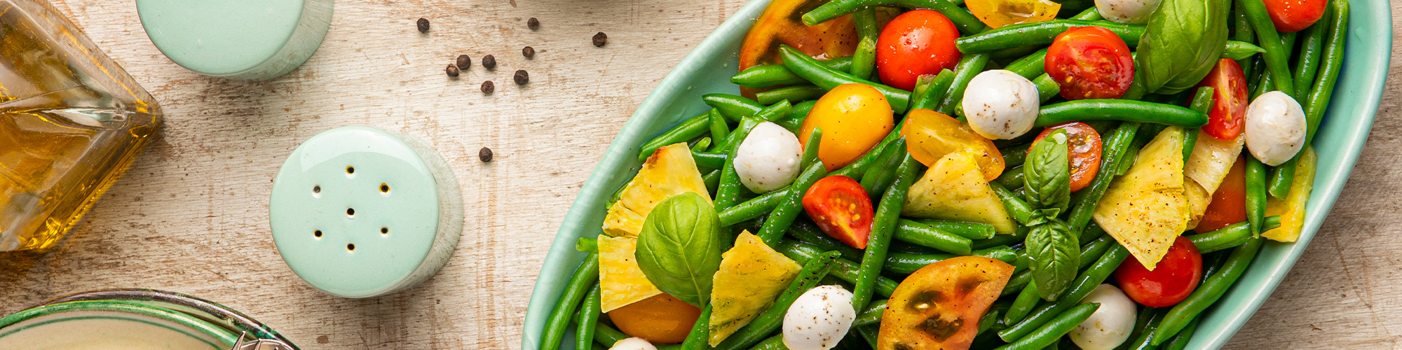 ingredienti e preparazione per l’insalata di Fagiolini Primavera con ananas e orangette