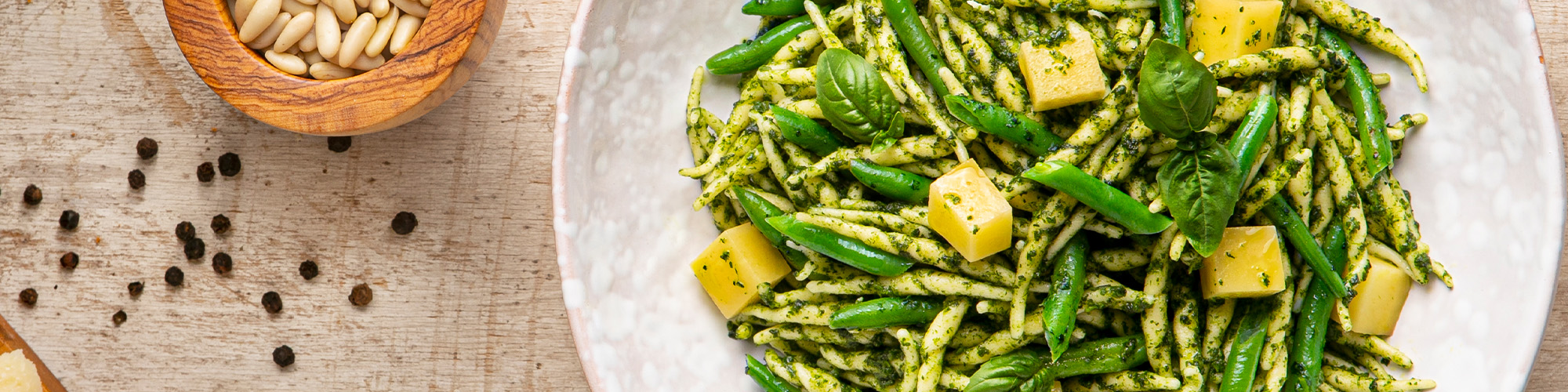 ingredienti e preparazione per le trofie al pesto con Fagiolini Primavera e patate.