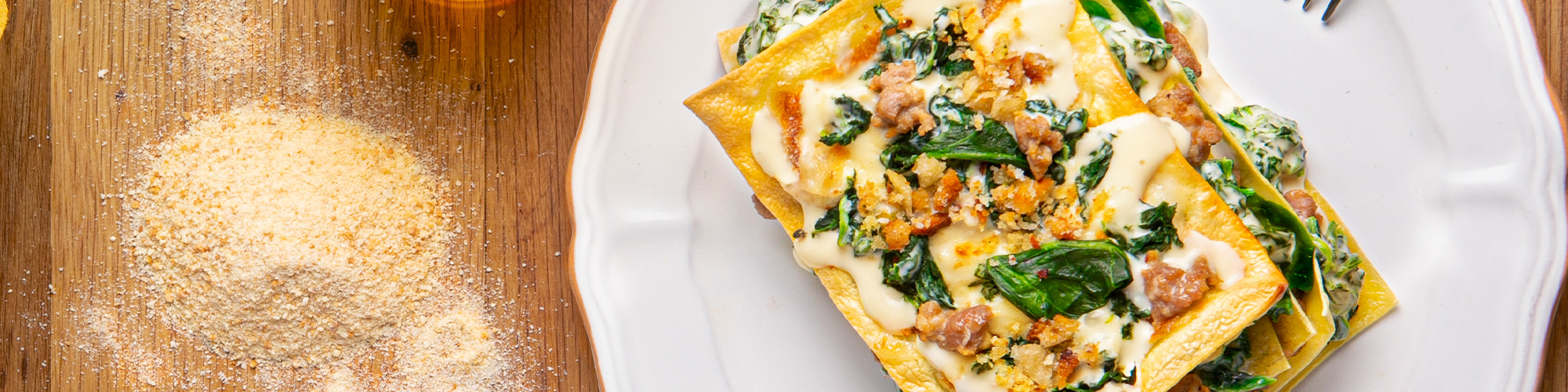 Lasagne Spinaci Primavera, salsiccia e pane grattugiato