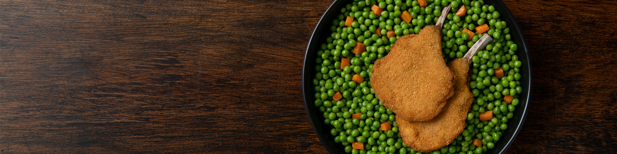 Costolette di agnello panate con piselli – ricetta